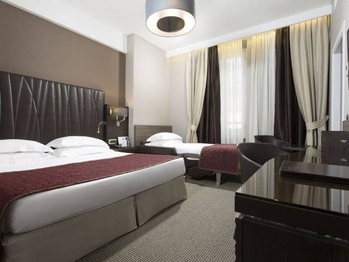 Deluxe triple room hotel artemide**** rome Deluxe triple room hotel artemide**** rome