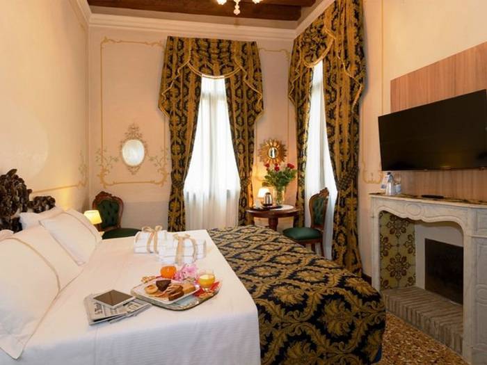 Deluxe double room hotel ala*** venice Deluxe double room hotel ala*** venice