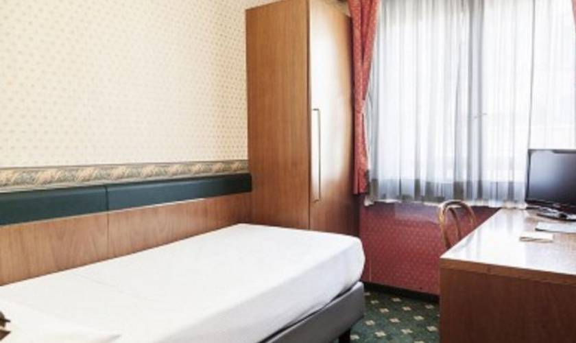 Classic single room Hotel Des Etrangers*** MILAN Classic single room Hotel Des Etrangers*** MILAN