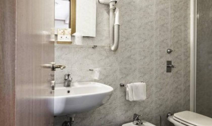Economy double room Hotel Des Etrangers*** MILAN Economy double room Hotel Des Etrangers*** MILAN
