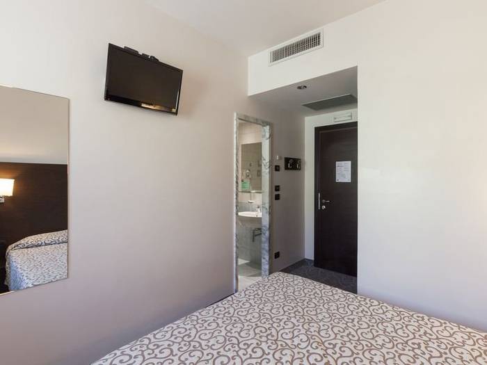Classic double room for single use bonotto hotel & apartments*** desenzano del garda Classic double room for single use bonotto hotel & apartments*** desenzano del garda