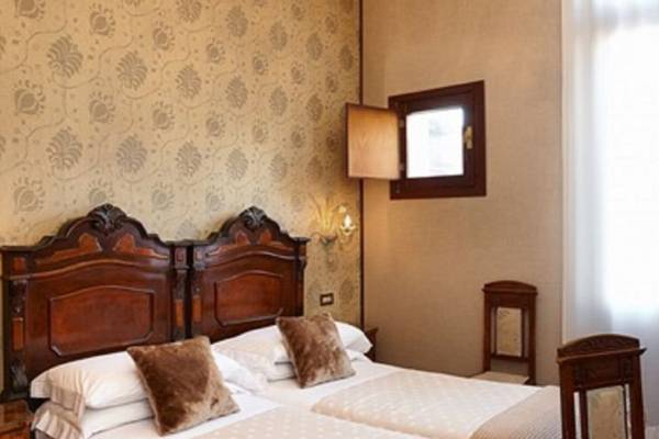 Small double room Hotel Saturnia & International**** in VENICE