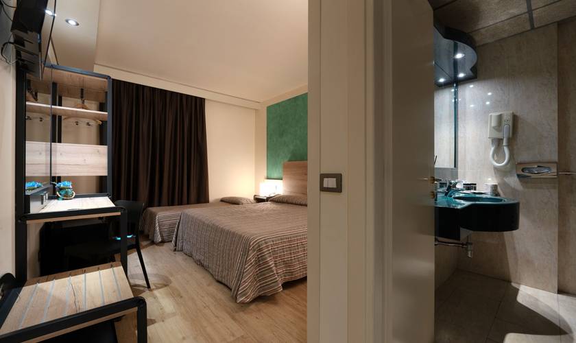Standard triple rooms Hotel Galilei**** PISA Standard triple rooms Hotel Galilei**** PISA