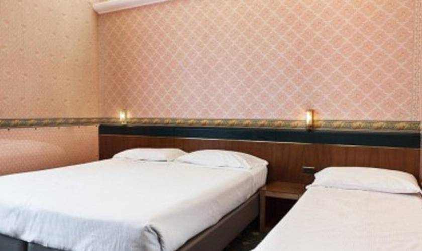 Camera classic tripla Hotel Des Etrangers*** MILANO Camera classic tripla Hotel Des Etrangers*** MILANO