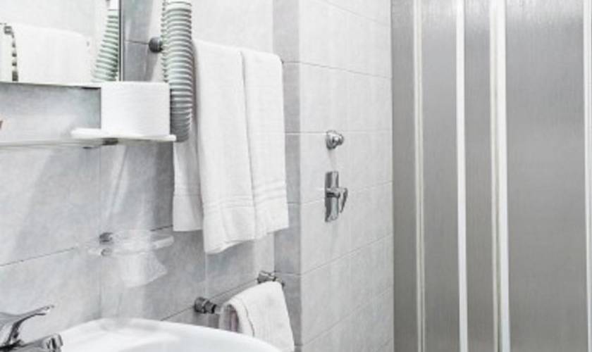 Camera classic tripla Hotel Des Etrangers*** MILANO Camera classic tripla Hotel Des Etrangers*** MILANO