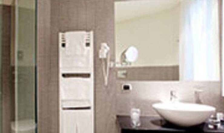 Standard double or twin room hotel ovest**** piacenza Standard double or twin room hotel ovest**** piacenza