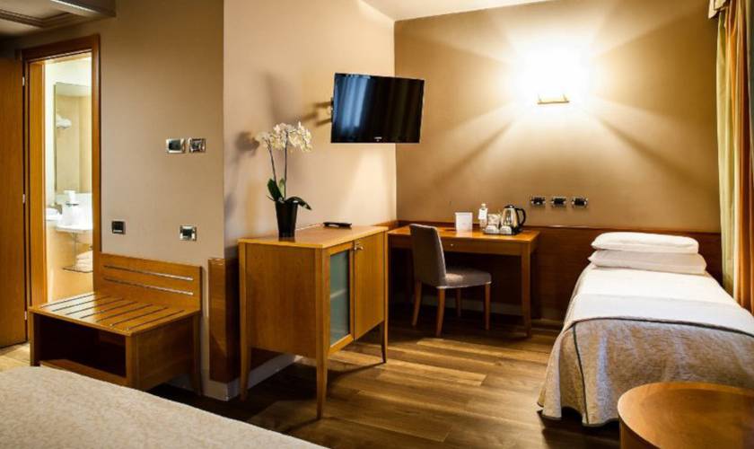 Camera superior tripla Hotel Dei Cavalieri Caserta**** CASERTA Camera superior tripla Hotel Dei Cavalieri Caserta**** CASERTA