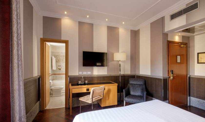 Camera deluxe matrimoniale Hotel Royal Court**** ROMA Camera deluxe matrimoniale Hotel Royal Court**** ROMA