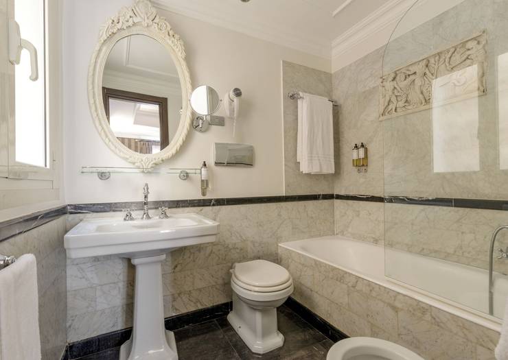 Camera deluxe tripla Hotel Royal Court**** ROMA Camera deluxe tripla Hotel Royal Court**** ROMA
