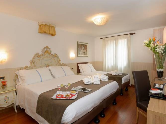 Classic triple room hotel ala*** venice Classic triple room hotel ala*** venice