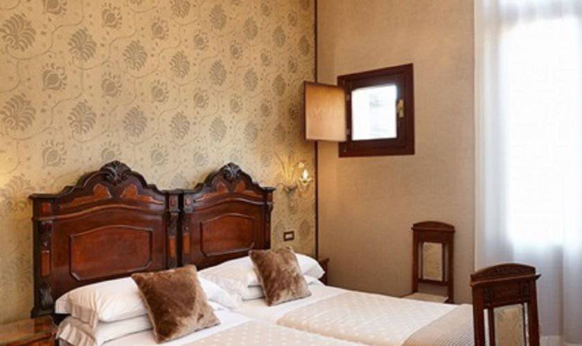 Camera piccola matrimoniale o due letti Hotel Saturnia & International**** VENEZIA Camera piccola matrimoniale o due letti Hotel Saturnia & International**** VENEZIA