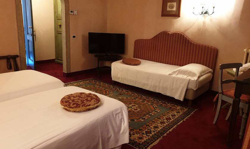 Classic triple room Hotel Boccaccio**** PISA-CALCINAIA Classic triple room Hotel Boccaccio**** PISA-CALCINAIA