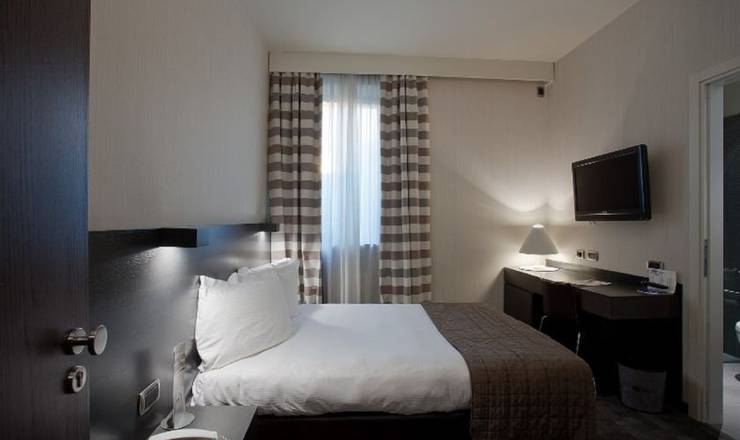 Small double for single use hotel ovest**** piacenza Small double for single use hotel ovest**** piacenza