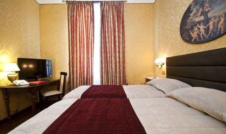 Camera deluxe tripla hotel royal court**** roma Camera deluxe tripla hotel royal court**** roma