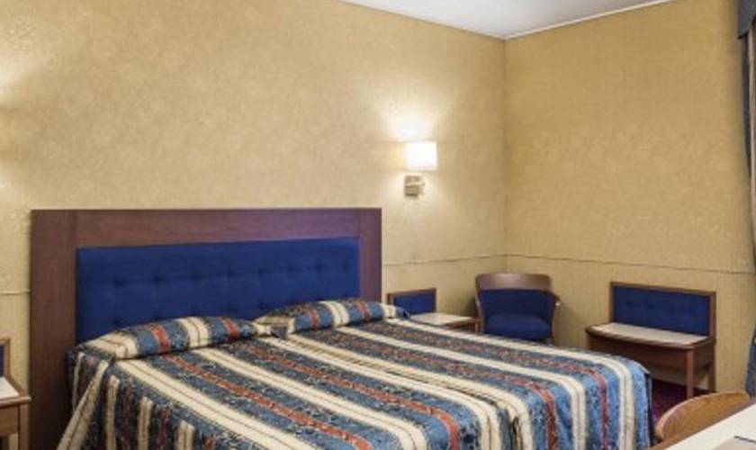 Camera superior a due letti Hotel Des Etrangers*** MILANO Camera superior a due letti Hotel Des Etrangers*** MILANO