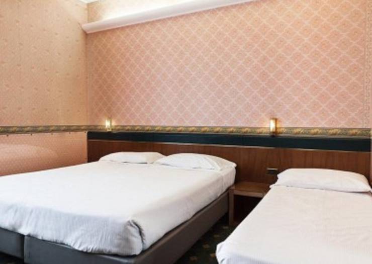 Camera classic tripla Hotel Des Etrangers*** MILANO Camera classic tripla Hotel Des Etrangers*** MILANO