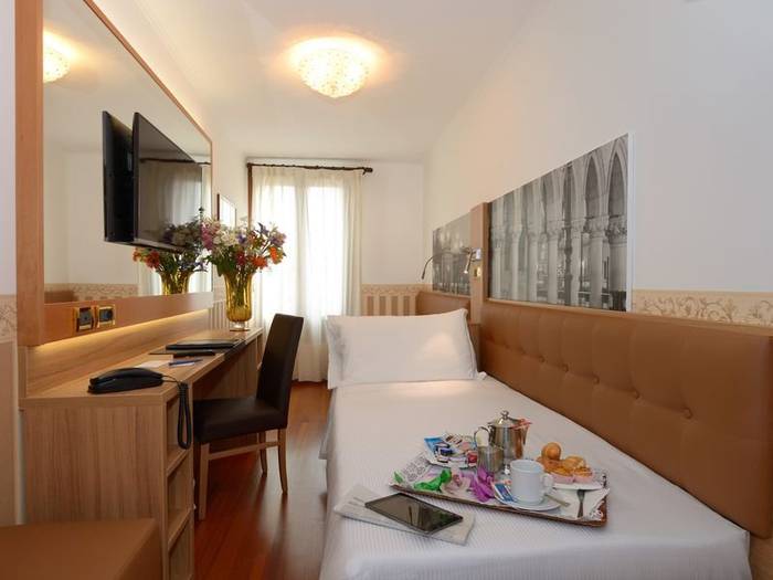 Classic single room hotel ala*** venice Classic single room hotel ala*** venice