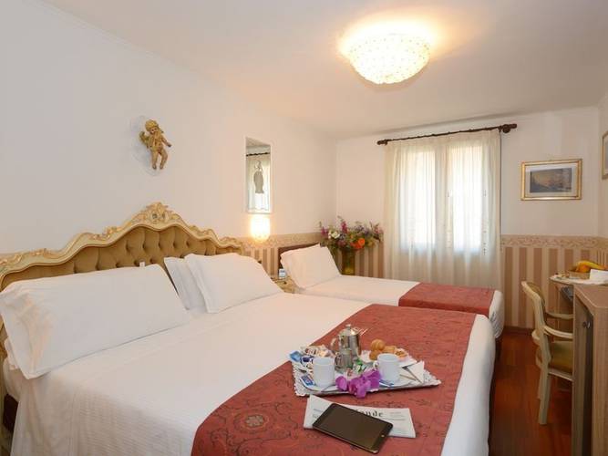 Classic triple room hotel ala*** venice Classic triple room hotel ala*** venice