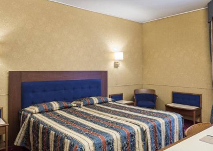 Camera superior a due letti Hotel Des Etrangers*** MILANO Camera superior a due letti Hotel Des Etrangers*** MILANO