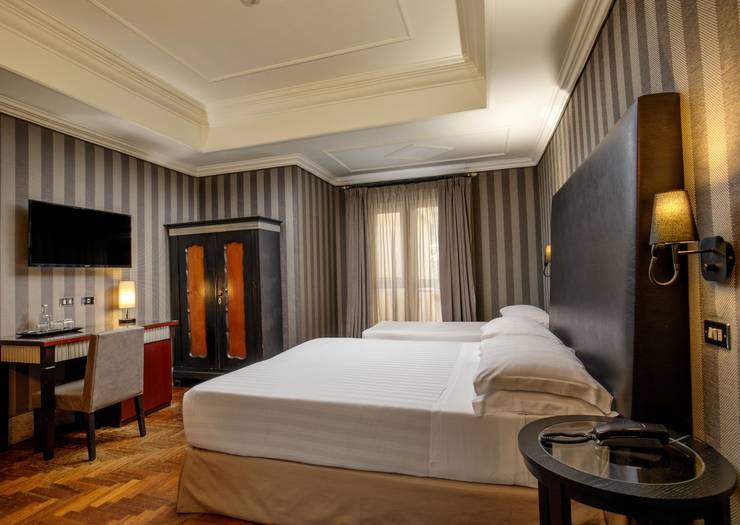 Camera deluxe tripla Hotel Royal Court**** ROMA Camera deluxe tripla Hotel Royal Court**** ROMA