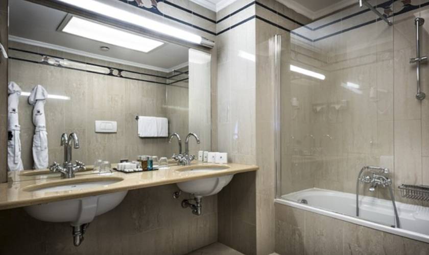 Classic double room or twin Hotel Dei Cavalieri Milano Duomo**** MILAN Classic double room or twin Hotel Dei Cavalieri Milano Duomo**** MILAN