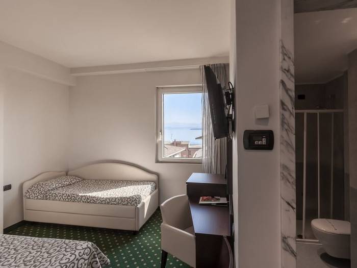 Superior quadruple room bonotto hotel & apartments*** desenzano del garda Superior quadruple room bonotto hotel & apartments*** desenzano del garda