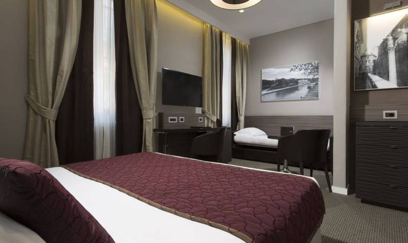 Deluxe triple room Hotel Artemide**** ROME Deluxe triple room Hotel Artemide**** ROME