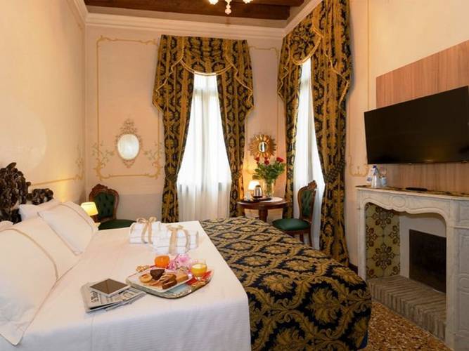 Deluxe double room hotel ala*** venice Deluxe double room hotel ala*** venice