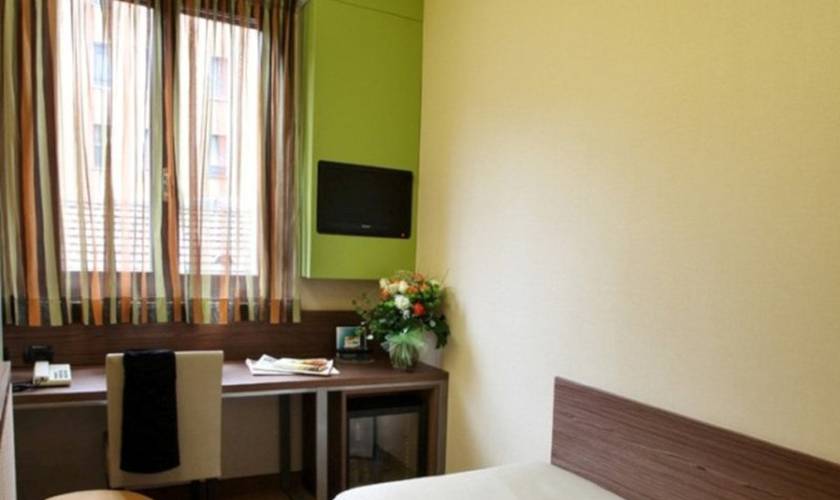 Economy single room Hotel Des Etrangers*** MILAN Economy single room Hotel Des Etrangers*** MILAN