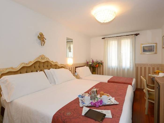 Classic triple room hotel ala*** venice Classic triple room hotel ala*** venice
