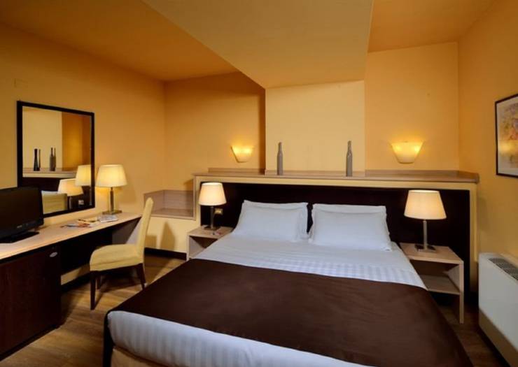 Camera matrimoniale Hotel Carlton*** FERRARA Camera matrimoniale Hotel Carlton*** FERRARA