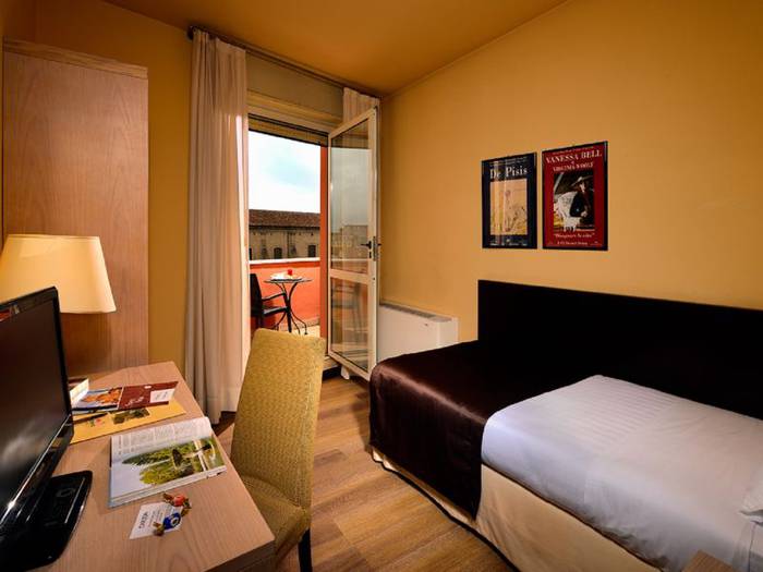 Single room hotel carlton*** ferrara Single room hotel carlton*** ferrara