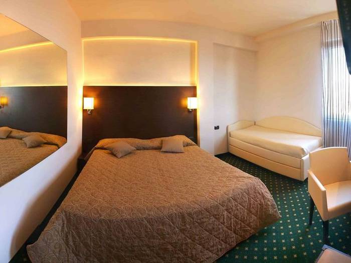 Comfort triple room bonotto hotel & apartments*** desenzano del garda Comfort triple room bonotto hotel & apartments*** desenzano del garda