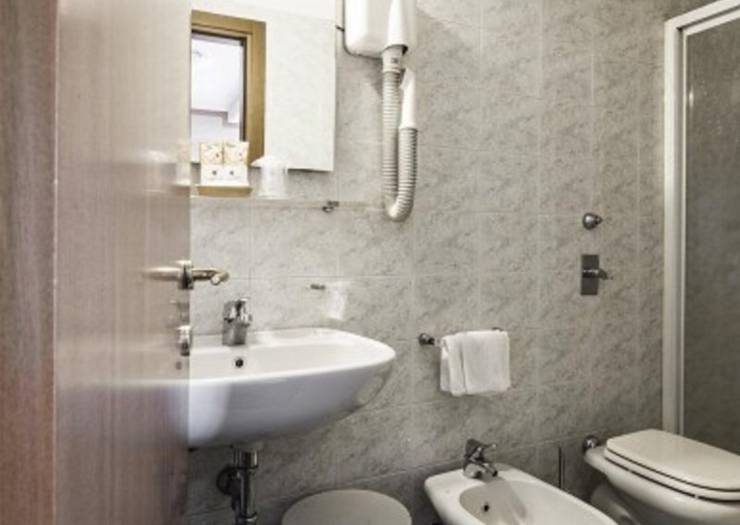 Economy double room Hotel Des Etrangers*** MILAN Economy double room Hotel Des Etrangers*** MILAN