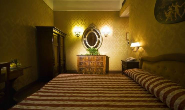 Camera standard matrimoniale hotel royal court**** roma Camera standard matrimoniale hotel royal court**** roma