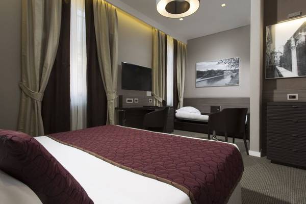 Deluxe triple room Hotel Artemide**** in ROME