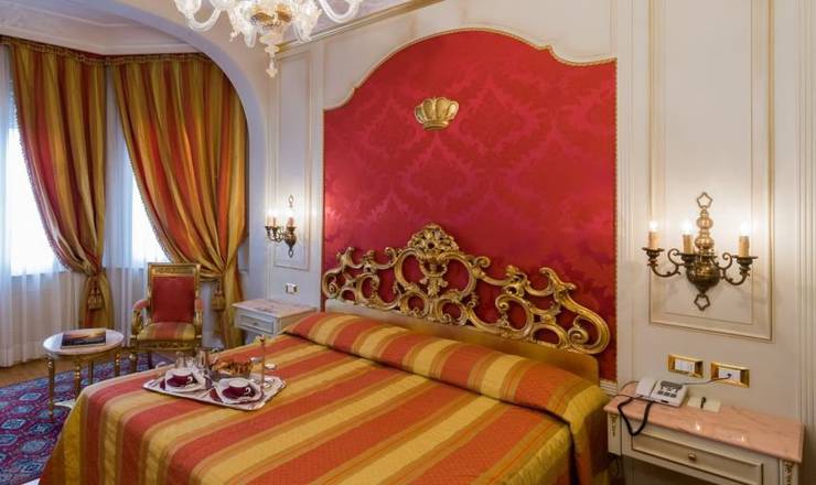 Classic double room lake view regina palace hotel**** stresa-lago maggiore Classic double room lake view regina palace hotel**** stresa-lago maggiore