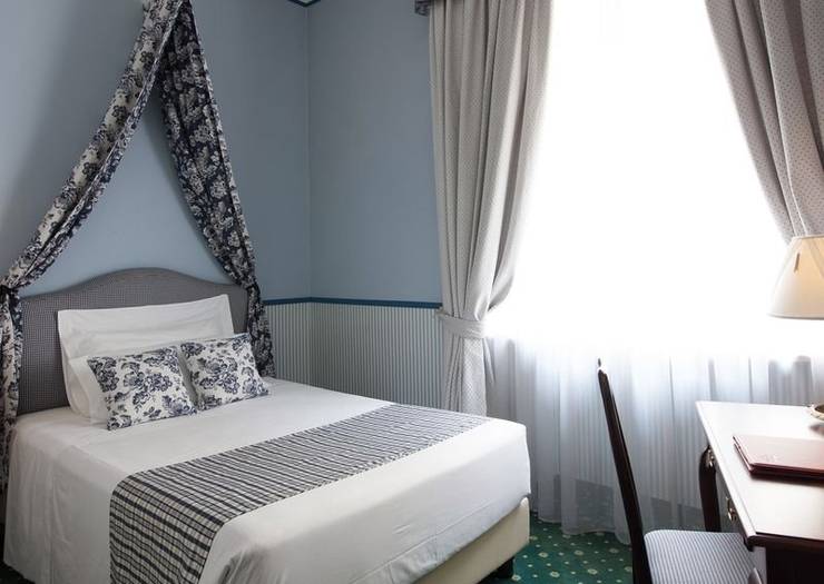 Classic queen single room french bed Hotel Victoria**** TURIN