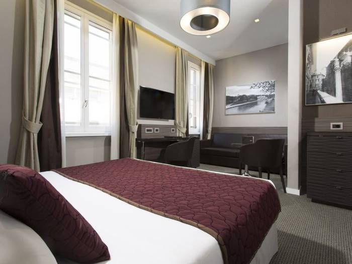Deluxe triple room hotel artemide**** rome Deluxe triple room hotel artemide**** rome