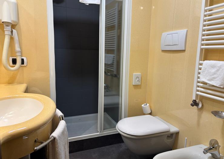 Camera superior a due letti Hotel Des Etrangers*** MILANO Camera superior a due letti Hotel Des Etrangers*** MILANO