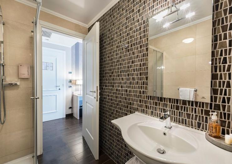 Superior double or twin  room Hotel Il Corazziere**** COMO-MERONE Superior double or twin  room Hotel Il Corazziere**** COMO-MERONE