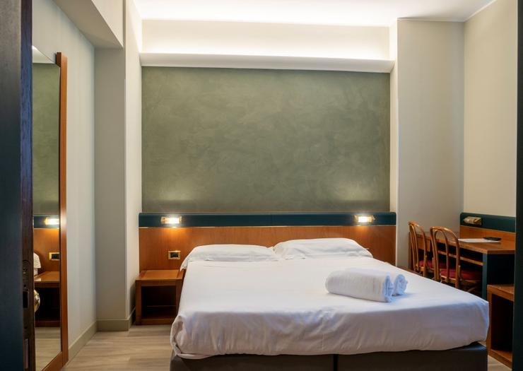Classic double for single use Hotel Des Etrangers*** MILAN Classic double for single use Hotel Des Etrangers*** MILAN