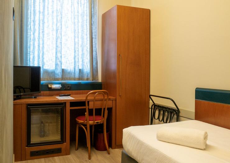 Classic single room Hotel Des Etrangers*** MILAN Classic single room Hotel Des Etrangers*** MILAN
