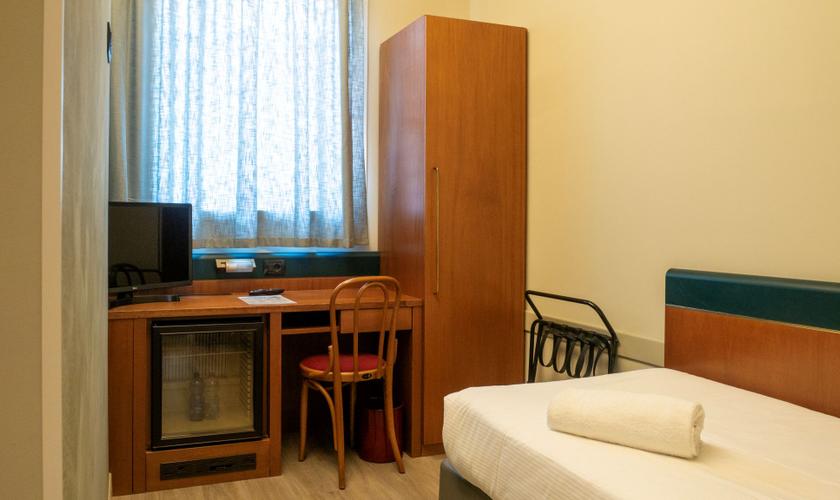 Classic single room Hotel Des Etrangers*** MILAN Classic single room Hotel Des Etrangers*** MILAN