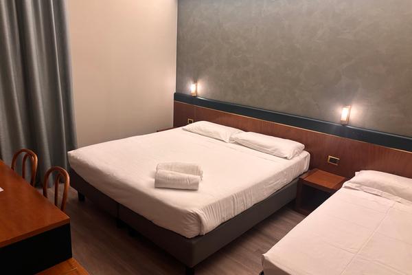 Camera classic tripla Hotel Des Etrangers*** a MILANO Camera classic tripla Hotel Des Etrangers*** a MILANO