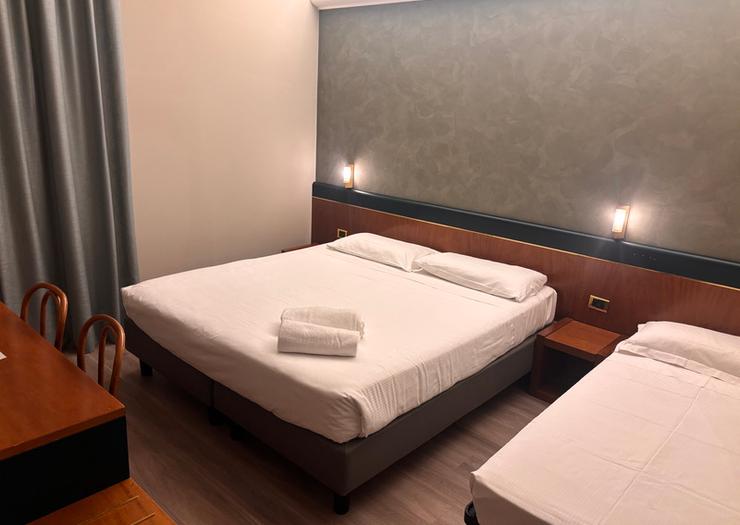 Camera classic tripla Hotel Des Etrangers*** MILANO Camera classic tripla Hotel Des Etrangers*** MILANO