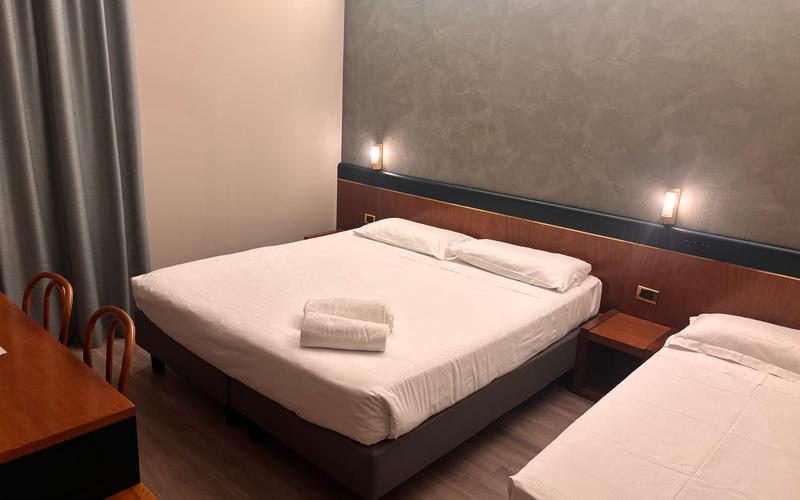 Camera classic tripla Hotel Des Etrangers*** MILANO Camera classic tripla Hotel Des Etrangers*** MILANO