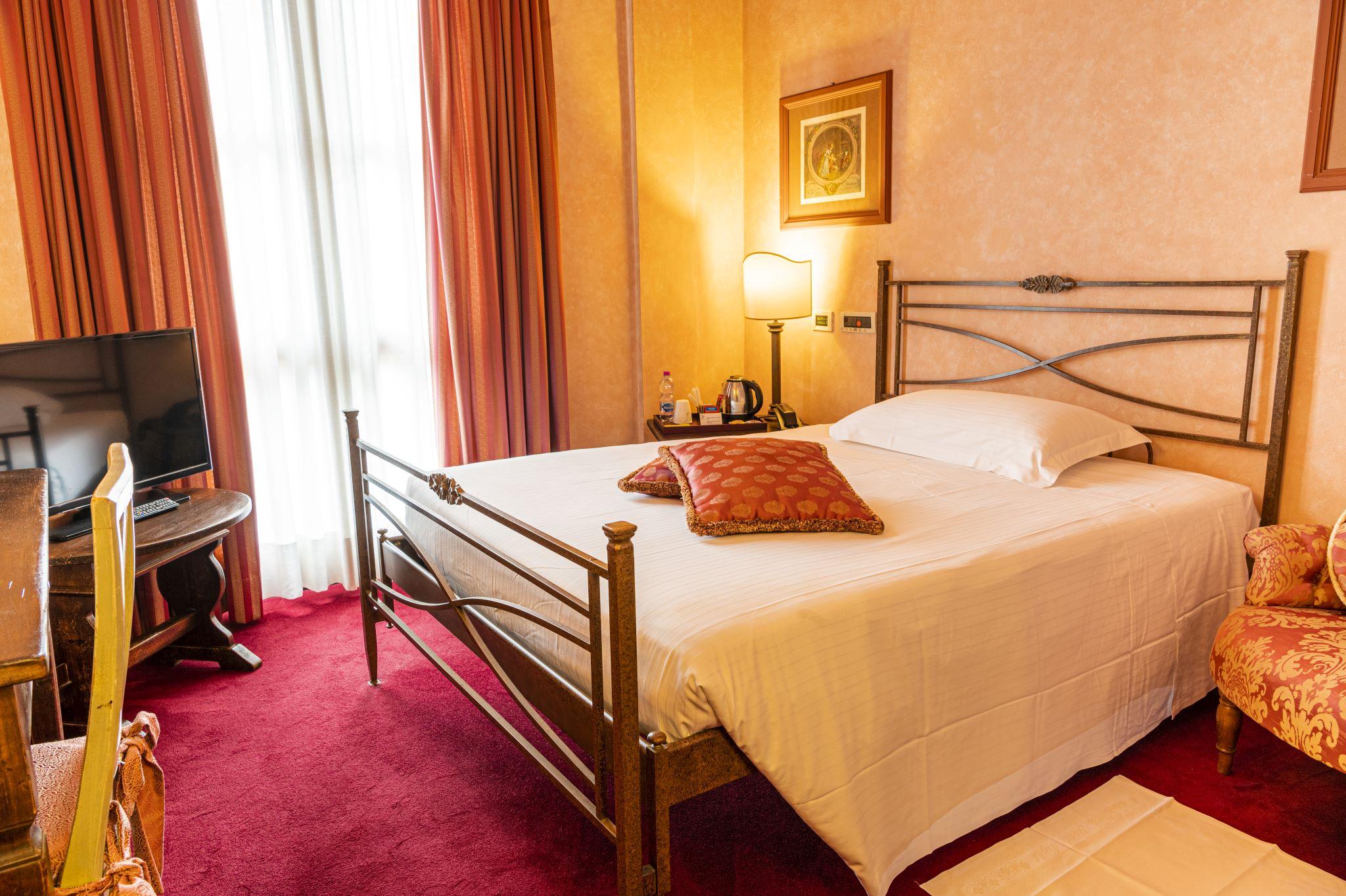 Classic room with french bed Hotel Boccaccio**** in PISA-CALCINAIA