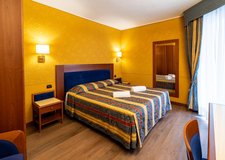 Camera superior doppia uso singolo Hotel Des Etrangers*** MILANO Camera superior doppia uso singolo Hotel Des Etrangers*** MILANO