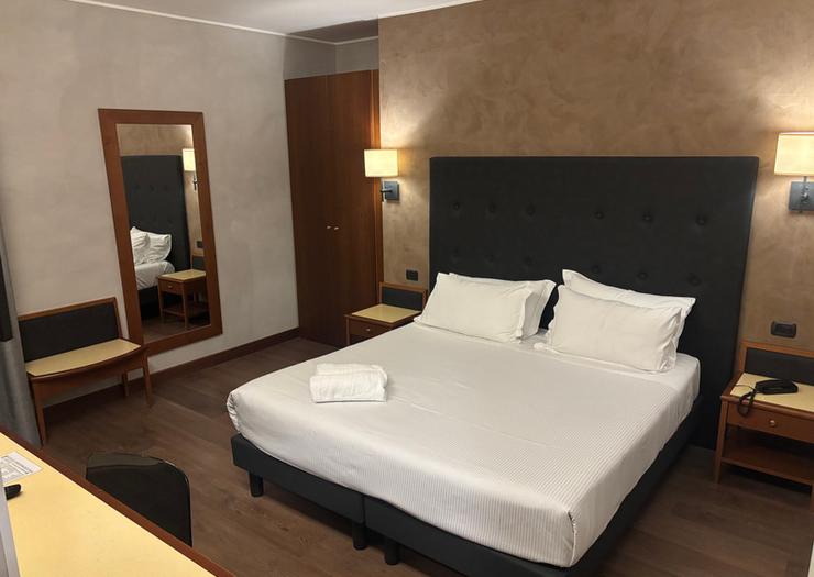 Camera superior matrimoniale Hotel Des Etrangers*** MILANO Camera superior matrimoniale Hotel Des Etrangers*** MILANO